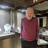 Aldo Ossola nella gioielleria di famiglia in corso Moro a Varese