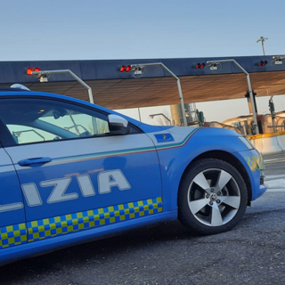 Fermati al casello con quattro etti di droga: arrestati dalla polizia stradale sull'Autolaghi dopo un inseguimento Fermati al casello con quattro etti di droga: arrestati dalla polizia stradale sull'Autolaghi dopo un inseguimento