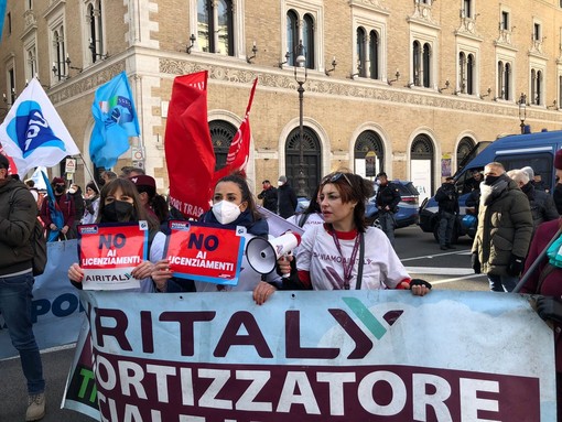 VIDEO E FOTO. I lavoratori di Air Italy bruciano in piazza le lettere di licenziamento