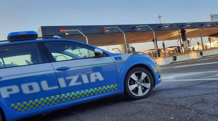 Fermati al casello con quattro etti di droga: arrestati dalla polizia stradale sull'Autolaghi dopo un inseguimento