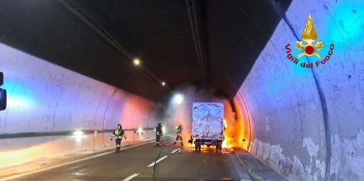 Il furgone in fiamme nella galleria dell'autostrada A26 a Baveno
