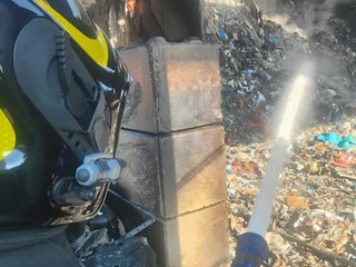 Le immagini dei vigili del fuoco impegnati nello spegnimento dell'incendio scoppiato nella zona industriale di Arcisate Le immagini dei vigili del fuoco impegnati nello spegnimento dell'incendio scoppiato nella zona industriale di Arcisate