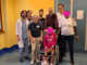 foto di gruppo con specialisti e volontari che accompagnano Eva nel suo percorso per tornare a camminare. foto di gruppo con specialisti e volontari che accompagnano Eva nel suo percorso per tornare a camminare.