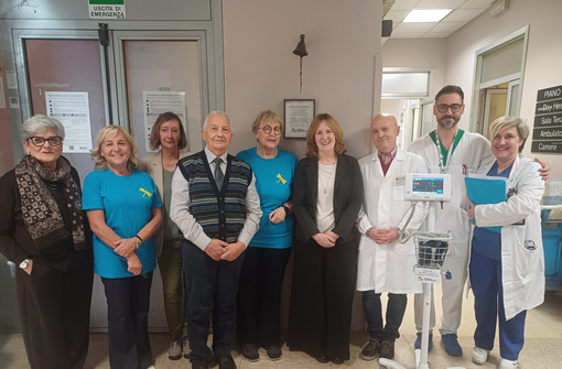 Due doni per umanizzare le cure: al Day Hospital Oncologico di Varese una nuova strumentazione e una campanella per celebrare la fine delle terapie Due doni per umanizzare le cure: al Day Hospital Oncologico di Varese una nuova strumentazione e una campanella per celebrare la fine delle terapie
