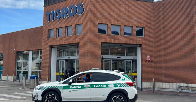 Derubavano i clienti del Tigros di Arcisate: denunciate tre donne straniere, una era incinta Derubavano i clienti del Tigros di Arcisate: denunciate tre donne straniere, una era incinta