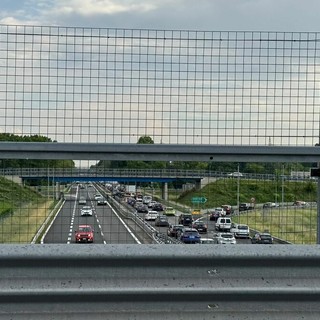 La lunga coda in autostrada tra Solbiate Arno Albizzate e Gallarate in direzione Milano