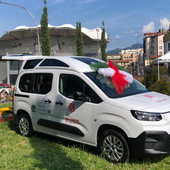 L'automezzo speciale donato dagli alpini di Varese ad Aism L'automezzo speciale donato dagli alpini di Varese ad Aism