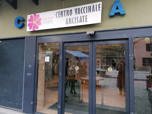 Resta aperto il centro vaccinale di Arcisate