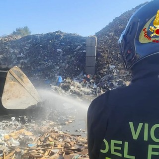 Le immagini dei vigili del fuoco impegnati nello spegnimento dell'incendio scoppiato nella zona industriale di Arcisate