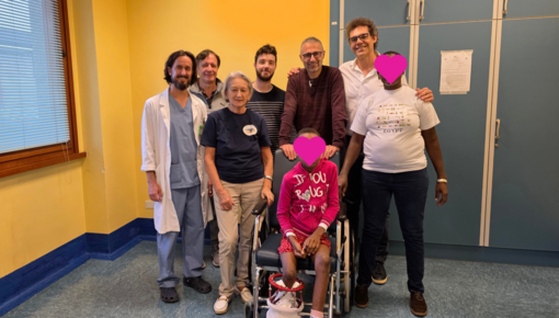 foto di gruppo con specialisti e volontari che accompagnano Eva nel suo percorso per tornare a camminare. foto di gruppo con specialisti e volontari che accompagnano Eva nel suo percorso per tornare a camminare.