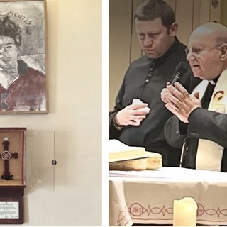 Il quadro e la teca. A lato monsignor Domenico Sorrentino e don David Maria Riboldi