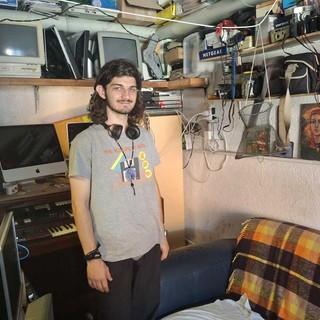 Andrea Caronno nel garage trasformato in laboratorio