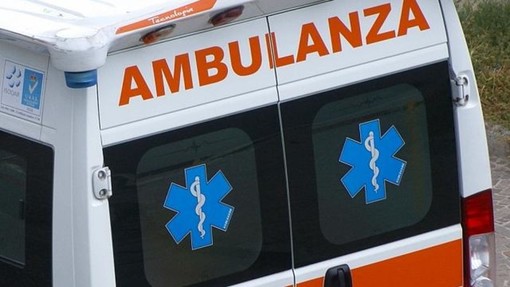 Cade da un edificio da un'altezza di due metri, in gravi condizioni un 62enne a Milano