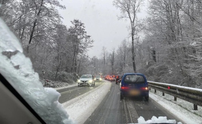Nevica sull'Alto Varesotto, disagi al traffico (foto da Luinonotizie)