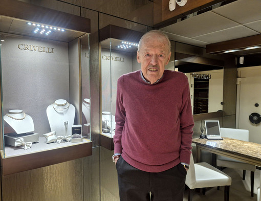 Aldo Ossola nella gioielleria di famiglia in corso Moro a Varese