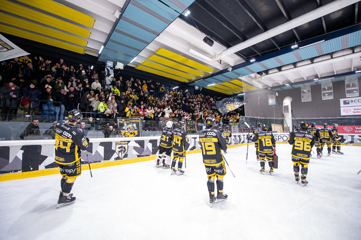 La bolgia giallonera di ieri sera al palaghiaccio di Aosta (foto Alessandro Umberto Galbiati) La bolgia giallonera di ieri sera al palaghiaccio di Aosta (foto Alessandro Umberto Galbiati)