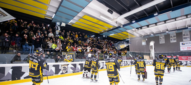 La bolgia giallonera di ieri sera al palaghiaccio di Aosta (foto Alessandro Umberto Galbiati) La bolgia giallonera di ieri sera al palaghiaccio di Aosta (foto Alessandro Umberto Galbiati)