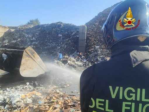 Le immagini dei vigili del fuoco impegnati nello spegnimento dell'incendio scoppiato nella zona industriale di Arcisate Le immagini dei vigili del fuoco impegnati nello spegnimento dell'incendio scoppiato nella zona industriale di Arcisate