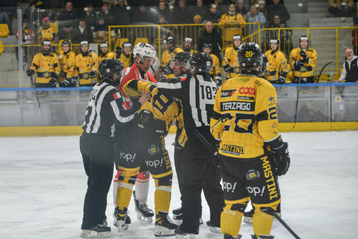 Bastille sale sul ring di via Albani con Atamanchuk (Foto Alberto Bernasconi) Bastille sale sul ring di via Albani con Atamanchuk (Foto Alberto Bernasconi)