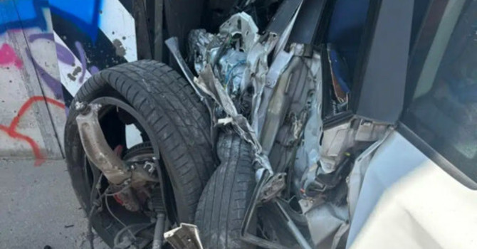 Ciò che resta di una delle auto coinvolte nel tragico incidente stradale ad Arluno (foto tratta da Vigevano24.it)