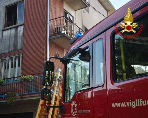 L'intervento dei vigili del fuoco ad Arcisate per un incendio in un appartamento