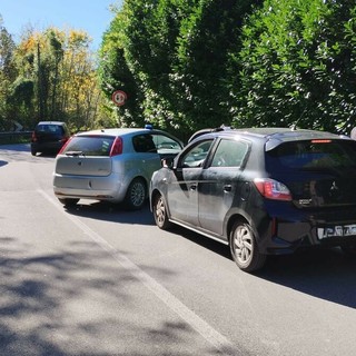 L'auto sospetta fermata a Clivio dalla polizia locale di Arcisate