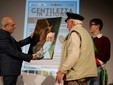 La serata di Besozzo dedicata alla gentilezza e alle forze dell'ordine nelle foto di Angela Garro
