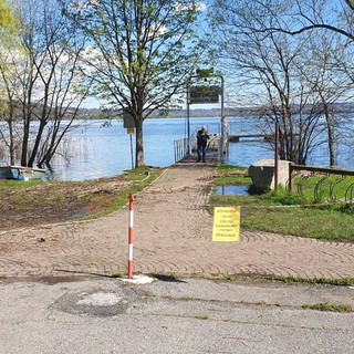 Pista ciclopedonale del lago dissestata e insicura a Biandronno: chiuso il tratto tra il pontile e il trampolino