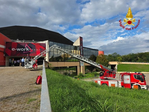 L'intervento dei vigili del fuoco per il crollo dell'ingresso dell'E-Work Arena di Busto Arsizio L'intervento dei vigili del fuoco per il crollo dell'ingresso dell'E-Work Arena di Busto Arsizio