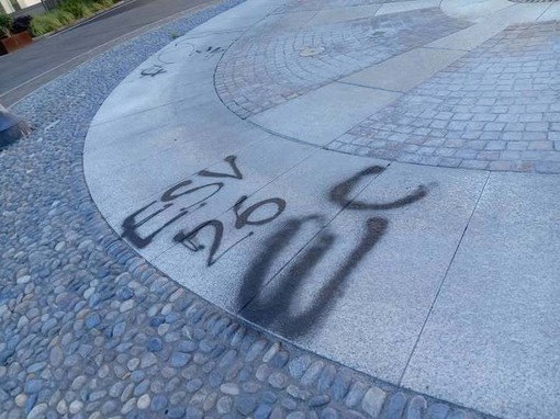 Le scritte lasciate dai vandali sulla pavimentazione della fontana di piazza 1° Maggio a Besozzo Le scritte lasciate dai vandali sulla pavimentazione della fontana di piazza 1° Maggio a Besozzo