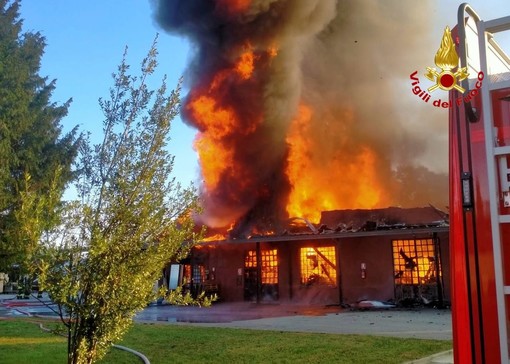 Grosso incendio in un mobilificio di Bovisio Masciago: al lavoro 30 vigili del fuoco