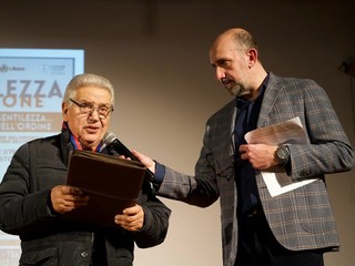 La serata di Besozzo dedicata alla gentilezza e alle forze dell'ordine nelle foto di Angela Garro