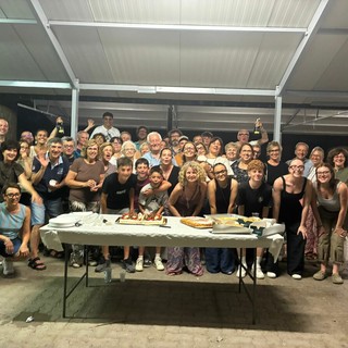 Foto di gruppo alla festa per i 50 anni di sacerdozio di don Alberto Beretta