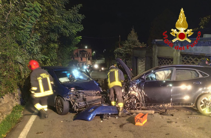 Le immagini dell'incidente di stamattina all'alba sulla provinciale a Brezzo di Bedero Le immagini dell'incidente di stamattina all'alba sulla provinciale a Brezzo di Bedero