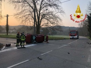 Le immagini dell'incidente di domenica mattina a Brebbia sulla Sp69 all'incrocio con via Pasubio