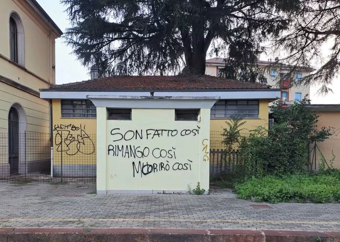 La scritta "sgrammaticata" comparsa sui muri dei servizi igienici alla stazione ferroviaria di Besozzo La scritta "sgrammaticata" comparsa sui muri dei servizi igienici alla stazione ferroviaria di Besozzo