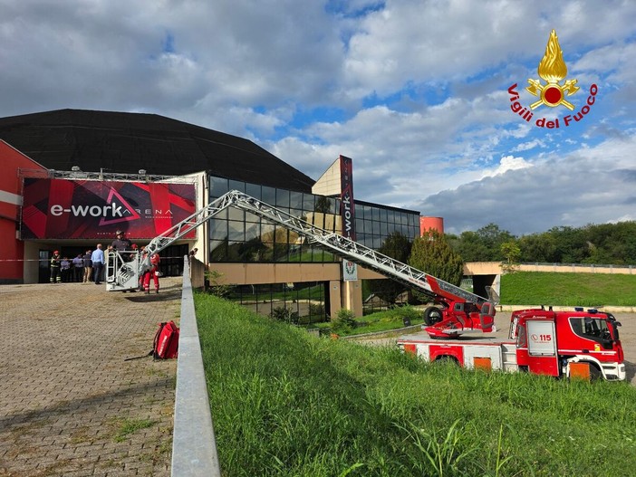 L'intervento dei vigili del fuoco per il crollo dell'ingresso dell'E-Work Arena di Busto Arsizio L'intervento dei vigili del fuoco per il crollo dell'ingresso dell'E-Work Arena di Busto Arsizio