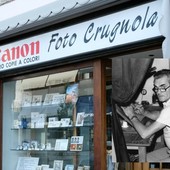 La vetrina dello storico negozio e la foto storica del fondatore Antonio Crugnola