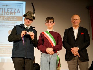 La serata di Besozzo dedicata alla gentilezza e alle forze dell'ordine nelle foto di Angela Garro