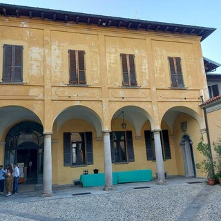 Besozzo, il porticato del municipio diventa un cinema all'aperto