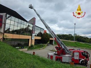 L'intervento dei vigili del fuoco per il crollo dell'ingresso dell'E-Work Arena di Busto Arsizio L'intervento dei vigili del fuoco per il crollo dell'ingresso dell'E-Work Arena di Busto Arsizio