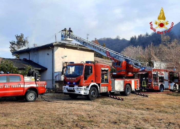 In fiamme il tetto di una casa a Besano, intervengono i vigili del fuoco
