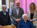 La festeggiata Regina riva tra il sindaco di Brebbia Brughera e il sindaco di Besozzo Coghetto (foto dalla pagina Facebook del Comune di Brebbia)