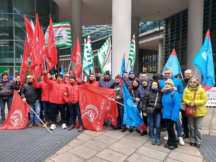 La manifestazione di protesta dei lavoratori della Beko in piazza al Pirellone