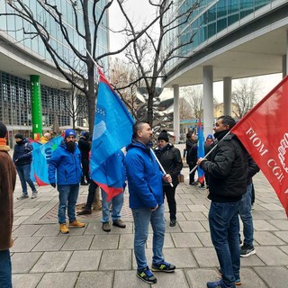 La manifestazione di stamattina dei lavoratori della Beko di Cassinetta davanti al Pirellone a Milano