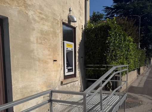 Il postamat installato a Barasso Il postamat installato a Barasso