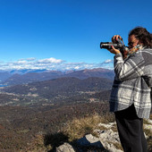 Marta Colombo in azione con la sua inseparabile macchina fotografica Marta Colombo in azione con la sua inseparabile macchina fotografica