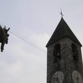 La salita dell'asino di cartapesta al campanile della chiesa di Cardana a Besozzo