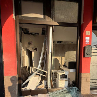 Il bancomat della Bcc di Busto Garolfo dopo l'assalto dei banditi