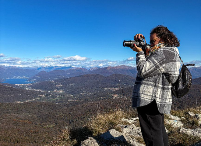 Marta Colombo in azione con la sua inseparabile macchina fotografica